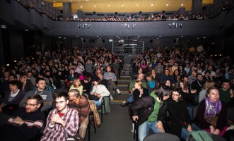 Puna sala Doma Omladine pred film Banklady