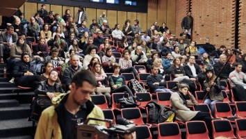 Publika na predavanju Šamil Alijeva na Fakultetu Dramskih Umetnosti 