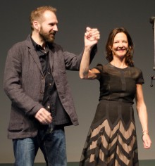 Ralph Fiennes, reditelj i glumac filma NEVIDLJIVA ŽENA i Gabrielle Tenna, producent 