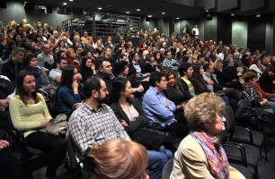 Sala Doma omladine posle projekcije filma Drvo i Ljuljaška
